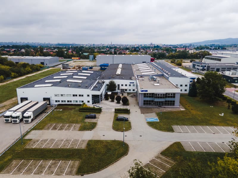 Hale produkcyjne Lenze i parking z drona