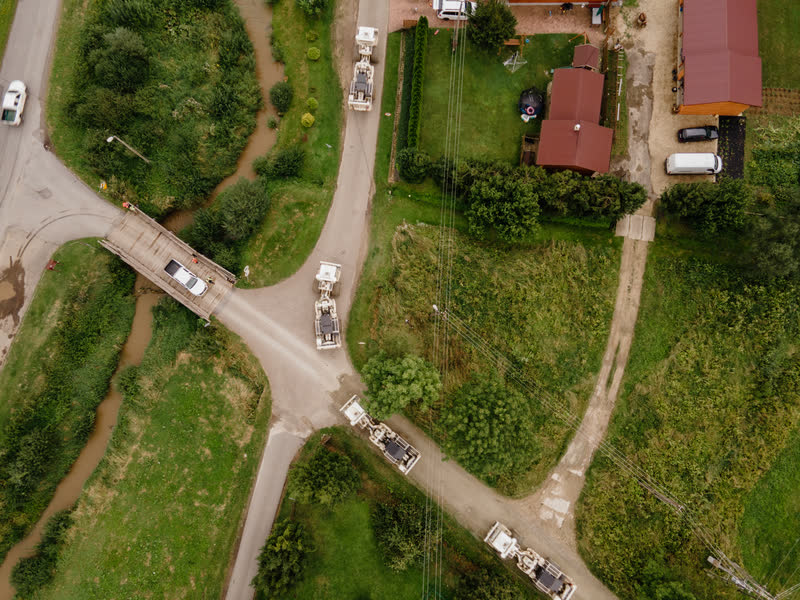 Skrzyżowanie dróg we wsi z drona — Geofizyka Toruń