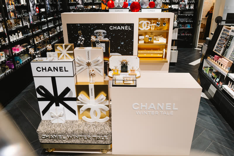 Świąteczne stoisko Chanel w Krakowie