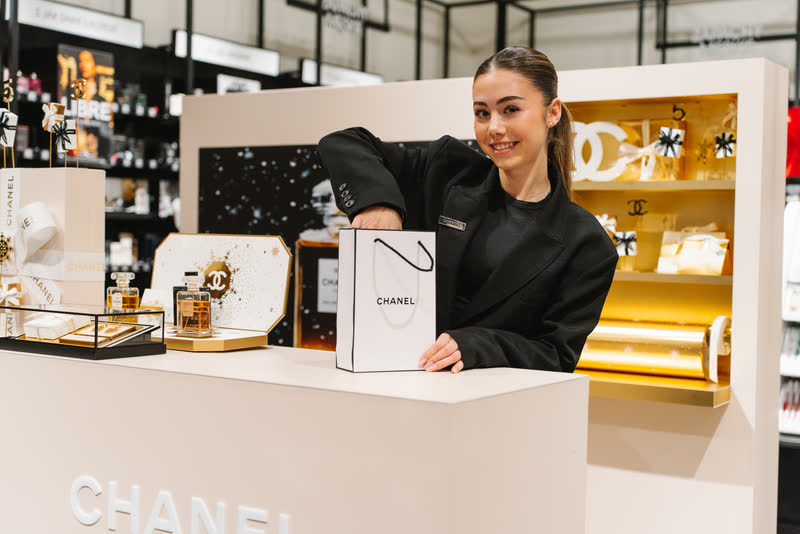 Konsultantka przy stoisku Chanel