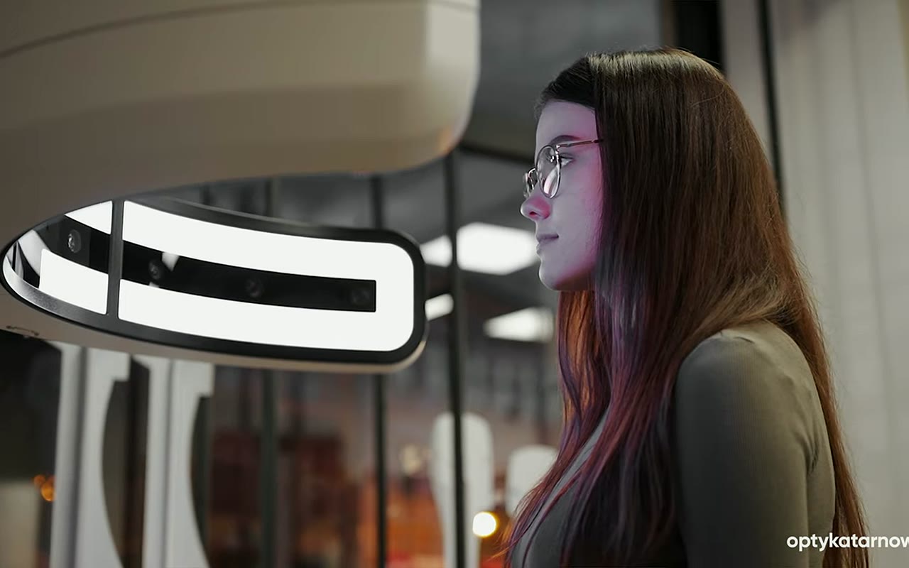 Kadr z filmu o urządzeniu ZEISS VISUFIT 1000 w Optyce Bossowska — realizacja DreamClip