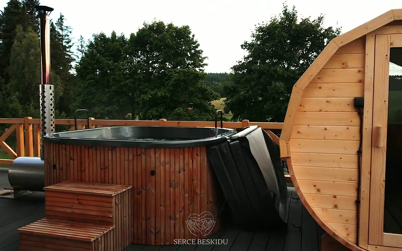 Balia i sauna na tarasie domku Serce Beskidu — kadr z filmu promocyjnego